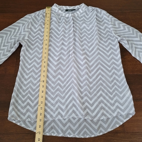 a.n.a Women's Gray & White Chevron Print Sheer Lightweight Popover Blouse Size L - Picture 9 of 10